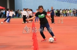 学生们正在进行足球 25 米绕竿运球项目测试。（高讯　摄） - Meizhou.Cn