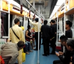 广州地铁3号线一男子举止异常车上狂吐口水 疑似精神异常 - 广东大洋网