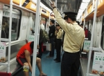 广州地铁3号线一男子举止异常车上狂吐口水 疑似精神异常 - 广东大洋网