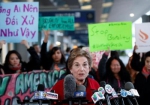 芝加哥民众在奥黑尔国际机场举行示威，抗议美联航暴力驱逐乘客下机。 - News.Ycwb.Com