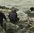 资料图：生活垃圾威胁上海饮用水源地，长江口清理垃圾。张亨伟 摄 - News.21cn.Com