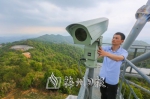 技术人员正在城东镇潮塘村高清森林防火视频监控点查看高清摄像仪器。（吴腾江　摄） - Meizhou.Cn