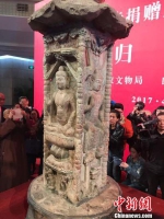 邓峪石塔雕刻于唐开元八年(公元720年)，高3.2米，圆座方柱形，自下而上由底座、塔身、塔檐(带平座)、塔刹四部分套合而成。　胡健 摄 - News.21cn.Com