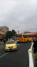 吓人！汕尾一客车逆行冲入车流 1人当场身亡 - 广东电视网