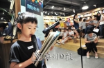 小读者在新华书店现场朗读。（钟小丰　摄） - Meizhou.Cn