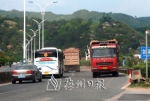 S223线不少货车为抄近路逆行。（罗诚浩　摄） - Meizhou.Cn