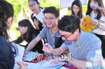 毕业生在供需见面会上求职。（图片均为钟小丰摄） - Meizhou.Cn
