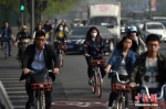 北京迎来沙尘天气市区能见度降低，市民佩戴口罩出行。 中新网记者 金硕 摄 - News.21cn.Com