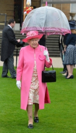 先不管英女王成套的衣服 这次我们来看看她的伞 - Southcn.Com