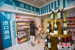 资料图：山西太原，民众正在超市选购进口食品。　张云 摄 - News.21cn.Com
