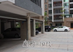 富达名城小区一楼架空层被建成车位（库）。（罗诚浩摄） - Meizhou.Cn