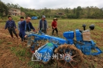 李滋波帮助农户掌握农机使用方法。（高讯　摄） - Meizhou.Cn
