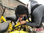 共享单车频遭破坏 90后女生手绘修补车牌 - Southcn.Com