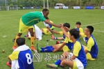 南医大留学生队球员给准备参加决赛的嘉应学院队球员加油 - Meizhou.Cn