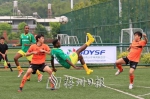 广中医粤港联队和南医大留学生队球员在比赛中激烈拼抢 - Meizhou.Cn