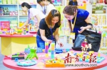 采购商在玩具展厅了解玩具产品。南方网全媒体记者孙俊杰摄 - 新浪广东