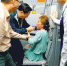 两医生机上联手救患病旅客 事后发现是40年前同窗 - 广东电视网