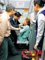 两医生机上联手救患病旅客 事后发现是40年前同窗 - 广东电视网