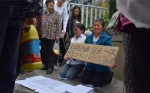 重庆女大学生求助 携母街头“钻胯治病”9元1次 - Southcn.Com