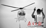 直升飞机在海口新海港码头降落。新华社发 - 新浪广东