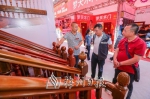 市民在挑选实木楼梯扶手。（图片均为吴腾江摄） - Meizhou.Cn