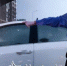 一位市民从车内副驾驶座向外拍下的照片：一名身穿制服和反光背心的交警正在指挥交通，浑身湿透。（李盛华翻拍） - Meizhou.Cn