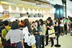     正在奶茶店内排队的顾客。广州日报 图 - 新浪广东
