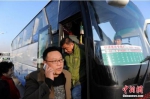 资料图：乘客乘坐北京快速直达专线47路。中新社发刘亮摄 - 新浪广东