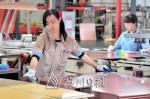 威利邦电子科技有限公司，工人在忙碌着。（钟小丰　摄） - Meizhou.Cn