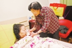 郑州74岁老人悉心照料患病保姆每天帮她擦洗、喂药 - News.Timedg.Com