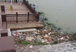 凤城公园亲水平台周边水域垃圾堆积 - Southcn.Com