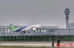 我国新一代大型喷气式客机C919在上海浦东机场成功首飞。（人民网 王初/摄） - Gd.People.Com.Cn