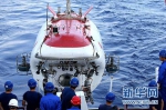 5月6日，“蛟龙”号载人潜水器从“向阳红09”科学考察船布放入水。 “蛟龙”号载人潜水器5月6日搭载科学家潜入南海东北部海底，遇见非同一般的深海峡谷景象，经历了一段独特的旅程。 “蛟龙”号潜入深海，是为了探索海底浊流。我国南海东北部发育着大量的海底峡谷，是全球公认的研究现代海底浊流的天然实验室。 新华社记者刘诗平 摄 - News.21cn.Com