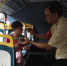 4岁小女孩迷路独自上公交车 细心司机发现报警助回家 - 广东大洋网