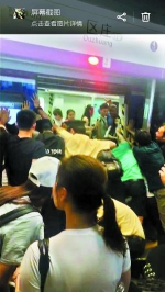 地铁工作人员和众多男乘客合力推地铁车厢。 - 新浪广东
