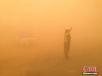 内蒙古西部阿拉善盟出现的沙尘暴。 石斌 摄 - News.21cn.Com