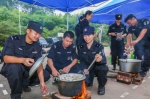 队员们快速搭好帐篷，自己动手做饭，体验野外生存。（吴腾江/摄） - Meizhou.Cn