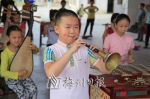 何锟涛吹起唢呐和同学们一起合奏（图片均为高讯　摄） - Meizhou.Cn