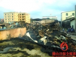 起火厂房内大量的纸皮、木料被烧毁，现场一片狼藉。 - 新浪广东