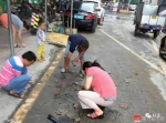广州暴雨洗劫珠宝城 市民淤泥垃圾堆中挖泥寻宝 - 广东电视网