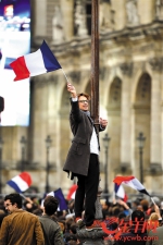 在法国巴黎，人们庆祝马克龙胜选 - News.Ycwb.Com