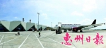 旅客在惠州机场登机。 - Southcn.Com