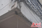 事发住宅楼遭到猛烈撞击，一户阳台的一角被撞崩。 西江日报记者 李文华 摄 - Southcn.Com