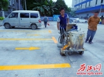 昨日，工作人员在景泰路旁一块空地上施划停车位。 西江日报记者 吴威豪 摄 - Southcn.Com