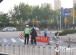 交警搀扶老人过马路，温情一幕获市民点赞 - News.Timedg.Com