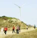 红海湾风车岛风景美丽独特吸引游客游玩拍照 - Southcn.Com