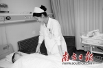 东莞康华医院一名怀孕的护士在照顾产妇。南方日报记者　孙俊杰　摄 - 新浪广东