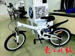 4S店展厅内的礼品自行车。 郑女士供图 - Southcn.Com