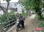 小区东门外居民骑车只能走这条坑洼小道。　朱志庚 摄 - News.21cn.Com