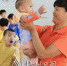在儿童福利院照顾孩子，护理员“妈妈”有苦也有乐  （高讯  摄） - Meizhou.Cn